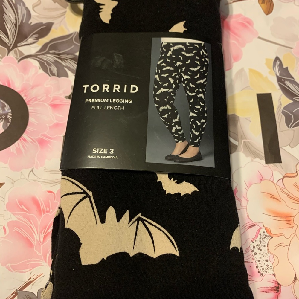 NWT torrid size 3 flying bats leggings - Picture 7 of 7